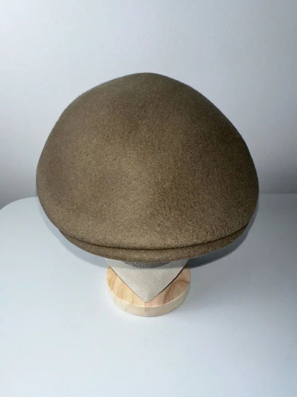 Men’s tan wool felt flat newsboy driver cap
